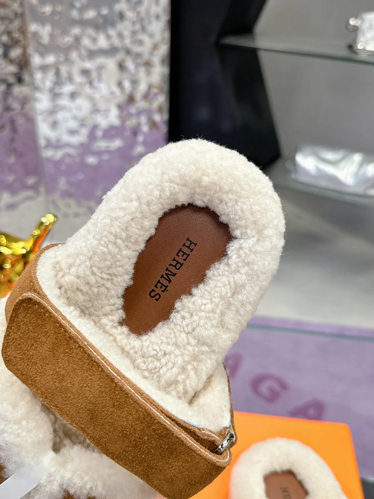 Factory price: 500💰 HERMES💗Ai Ma’s classic hot style second uncle🐑wool mop🆕 is coming. A must-have item for autumn and winter ✅ Versatile and fashionable at home and out on the street 🍀The colors are extremely colorful! Walking Tuscany! T men's shoes 💰R non-slip outsole super light ️ super comfortable on the feet without any binding feeling I can't stop drinking coffee ☕ my second uncle's slippers I can't take off Size number: 35-40 (41 made to order, non-refundable)